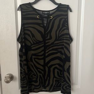 Size Lg black and green print top.